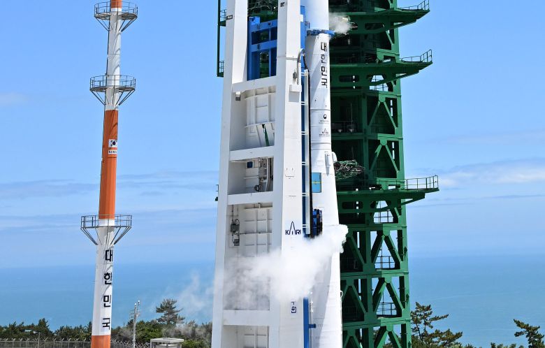 누리호의 2차 발사일인 21일 전남 고흥군 나로우주센터 발사대에 거치된 누리호에 연료와 산화제가 주입되고 있다. /연합뉴스