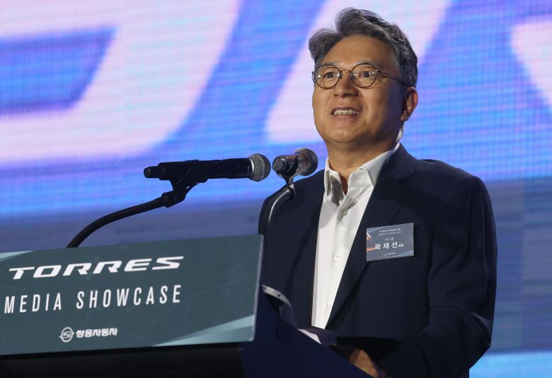 쌍용차 인수예정자인 KG그룹의 곽재선 회장이 5일 '토레스' 공개 행사에서 인사말을 하고 있다./연합뉴스