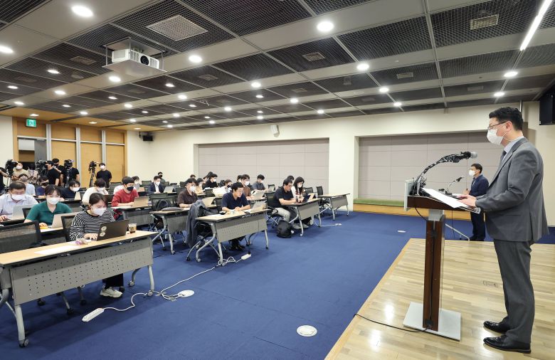 홍진배 과학기술정보통신부 네트워크정책실장이 지난달 29일 서울 중구 대한상공회의소 회의실에서 SK텔레콤(SKT)이 신고한 5세대 이동통신(5G) 중간요금제 수리 여부에 대한 결과 브리핑을 하고 있다. /연합뉴스
