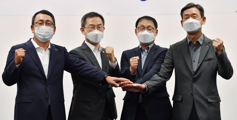 이종호 과학기술정보통신부 장관이 지난달 11일 오후 서울 중구 대한상공회의소에서 열린 통신3사 CEO 간담회에 참석해 기념촬영을 하고 있다. 왼쪽부터 유영상 SK텔레콤 대표, 이종호 과학기술정보통신부 장관, 구현모 KT 대표, 황현식 LG유플러스 대표. /뉴스1