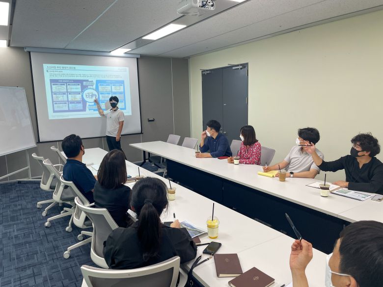 안신영 신사업개발팀장과 팀원들이 회의하는 모습./대우건설 제공