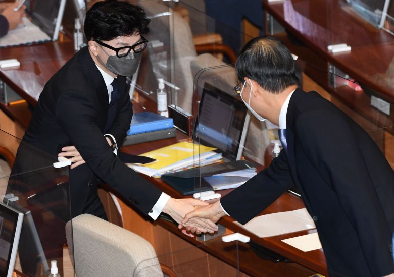 한덕수 국무총리(오른쪽)와 한동훈 법무부 장관이 19일 오후 서울 여의도 국회 본회회장에서 열린 정치분야 대정부질문에 참석해 인사하고 있다. /연합뉴스