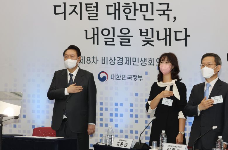 윤석열 대통령이 28일 광주 김대중 컨벤션센터에서 열린 제8차 비상경제민생회의에서 국기에 경례를 하고 있다. /뉴스1