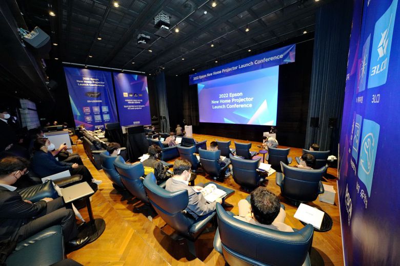 한국엡손은 5일 기자 간담회를 통해 EH-LS12000B 등 신제품 3종을 공개했다. /한국엡손 제공