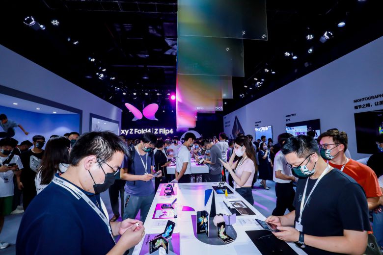 지난 8월 22일(현지시각) 중국 항주의 E-패션 타워에서 진행된 갤럭시 Z 플립4·Z 폴드4 공개 행사에서 현지 소비자들이 제품을 체험하고 있다. /삼성전자 제공