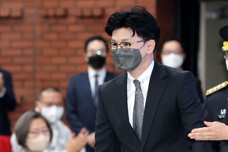 한동훈 법무부 장관이 28일 오전 경기도 과천시 정부과천청사 대강당에서 열린 ‘제77주년 교정의 날’ 기념식에 참석하고 있다. 교정의 날은 해방 이후 교정 행정권을 정부가 회복한 것을 기념하기 위한 법정기념일이다. /뉴스1