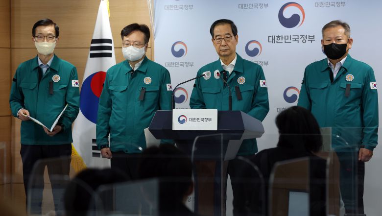 한덕수 국무총리(왼쪽에서 세 번째)가 지난달 30일 오전 서울 종로구 세종대로 정부서울청사에서 애도를 표하는 검은 리본을 패용한 채 이태원 참사 관련 정부의 대응방안을 브리핑하고 있다. 왼쪽부터 방문규 국무조정실장, 조규홍 보건복지부 장관, 한 총리, 이상민 행정안전부 장관./뉴스1