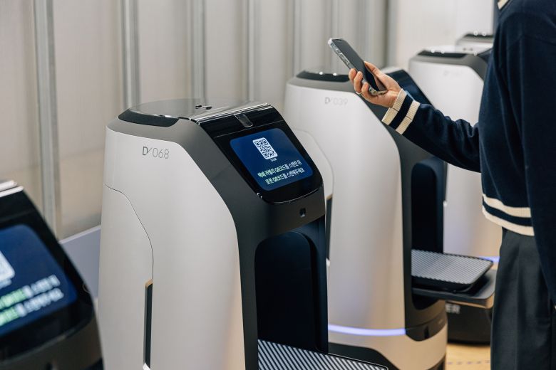 택배 수령을 기다리는 네이버 루키. /네이버