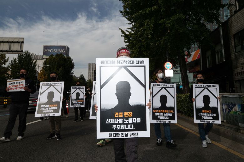 전국민주노동조합총연맹 조합원들이 지난달 26일 오후 서울 중구 서울역 인근에서 '중대재해 처벌 무력화 하는 윤석열 정부 규탄 결의대회'를 갖고 용산 대통령실 방면으로 행진하고 있다./뉴스1