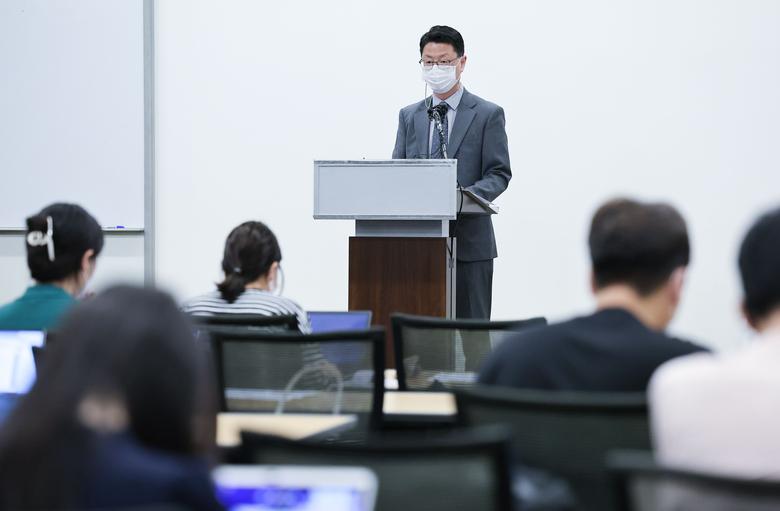홍진배 과학기술정보통신부 네트워크정책실장이 지난 7월 29일 서울 중구 대한상공회의소 회의실에서 SK텔레콤(SKT)이 신고한 5세대 이동통신(5G) 중간요금제 수리 여부에 대한 결과 브리핑을 하고 있다. /연합뉴스