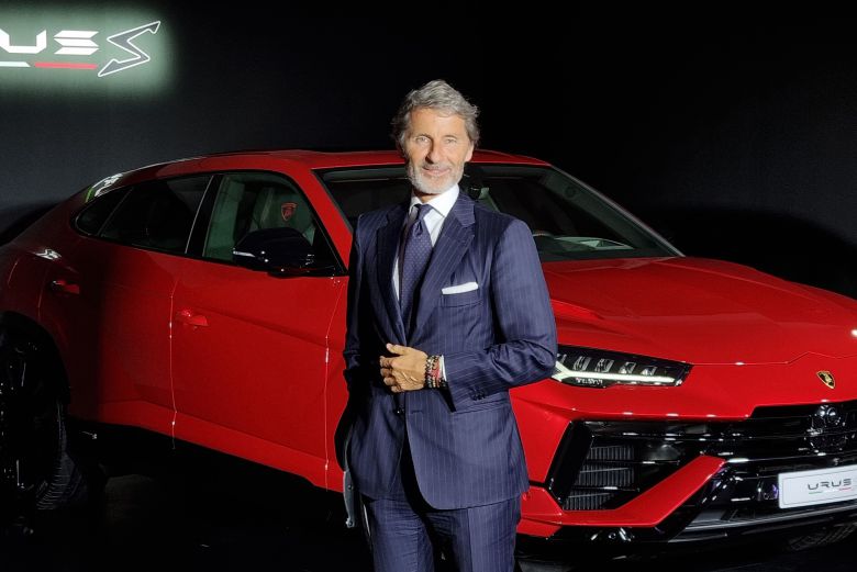 스테판 윙켈만 오토모빌리 람보르기니 회장 겸 최고경영자(CEO)가 지난 9일 서울 강남구 람보르기니 서울전시장에서 국내 언론과 인터뷰를 갖고, '우루스S' 앞에서 기념촬영을 하고 있다. /고성민 기자