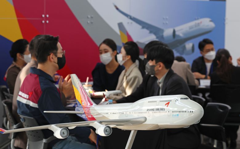 지난달 27일 인천국제공항 제1여객터미널 교통센터에서 열린 2022 항공산업 취업박람회 아시아나항공 부스에서 참관객들이 관계자와 상담을 하고 있다. /연합뉴스