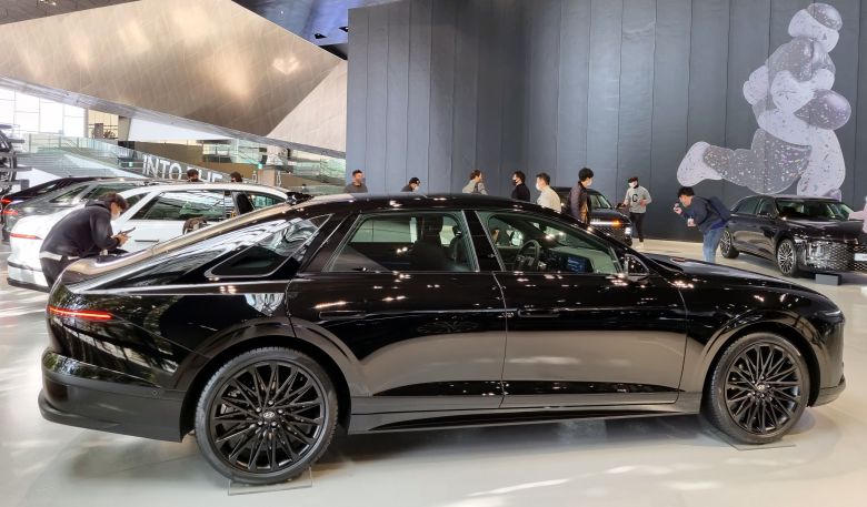 14일 경기 고양시 현대모터스튜디오 고양에 전시된 신형 그랜저의 모습. /고성민 기자