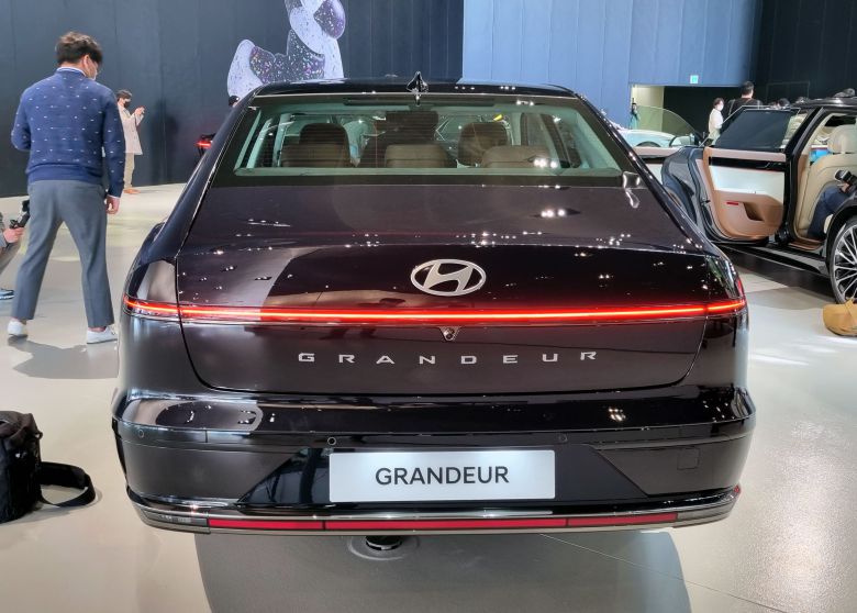 14일 경기 고양시 현대모터스튜디오 고양에 전시된 신형 그랜저의 모습. /고성민 기자