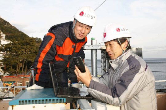LG유플러스 직원들이 기지국 장비를 점검하고 있는 모습. /LG유플러스 제공