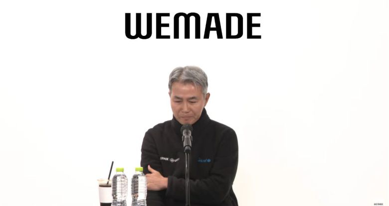 지난 25일 장현국 위메이드 대표가 온라인 기자간담회에서 위믹스 상장 폐지의 부당함에 대해 발언하던 중 눈물을 흘리고 있다. /유튜브 캡처