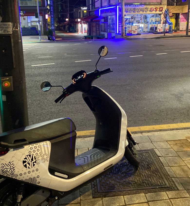 인도 위에 주차된 스윙 전기스쿠터 모습. /스윙 앱 캡처