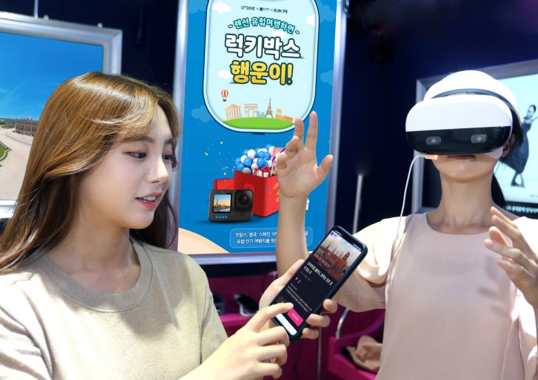 LG유플러스 모델이 U+DIVE 앱에서 '랜선 유럽여행' 콘텐츠를 시청하고 있는 모습. /LGU+ 제공