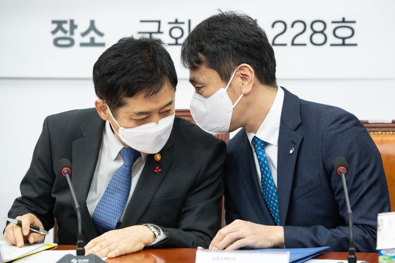 김주현 금융위원장(왼쪽)과 이복현 금융감독원장. /뉴스1