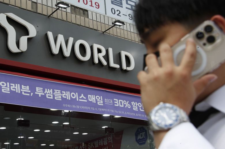 서울 노원구에 있는 휴대폰 대리점 앞을 한 시민이 지나고 있다./뉴스1