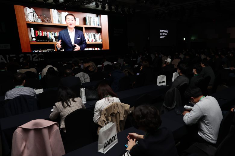 지난 8일 오전 서울 강남구 인터컨티넨탈 서울코엑스에서 '삼성 AI 포럼 2022'가 열리고 있다. 사진은 한종희 삼성전자 대표이사 부회장이 영상을 통해 개회사하는 모습. /연합뉴스