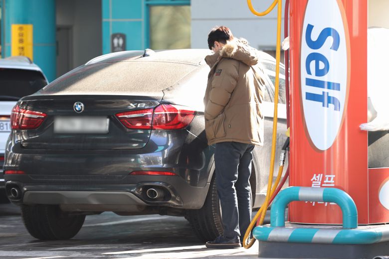 정부는 유류세 인하조치를 내년 4월까지 연장하되 휘발유 유류세 인하 폭은 현재 37％에서 25％로 축소하고, 상대적으로 가격이 높은 경유는 현재 37％를 유지한다는 방안이 담긴 2023년 상반기 탄력세율 운용방안을 19일 발표했다. 사진은 이날 서울 시내 주유소에서 주유 중인 차량./연합뉴스
