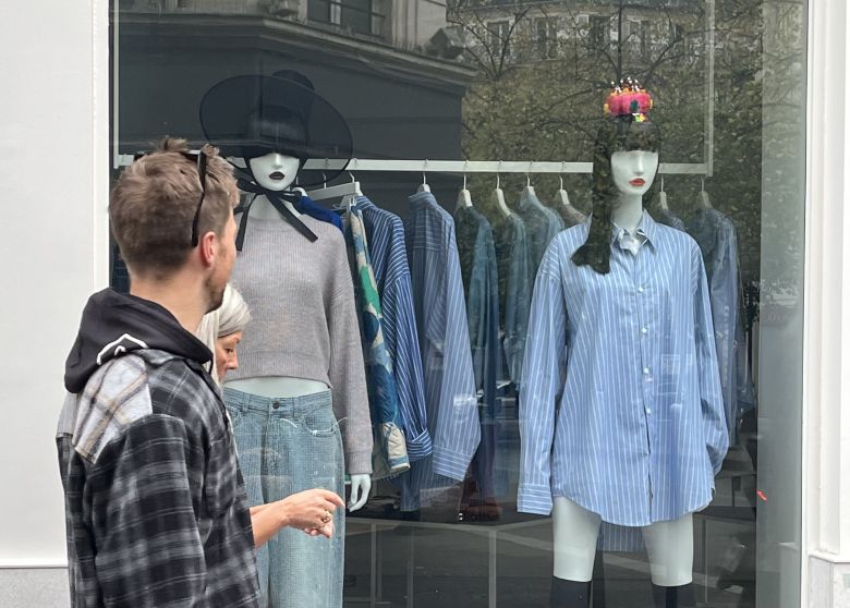 비사이드 김치 매장에 전통 갓을 쓴 마네킹이 늘어서 있다. /배동주 기자