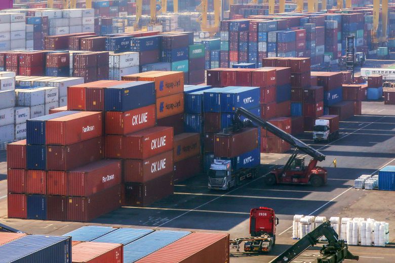 인천 연수구 인천신항에서 컨테이너 상·하역 작업이 이뤄지고 있다. /뉴스1