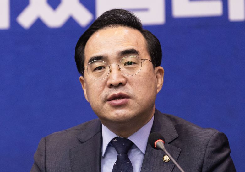 박홍근 더불어민주당 원내대표가 27일 오전 전북 익산시 남중동 익산시청에서 열린 현장 최고위원회의에서 발언을 하고 있다. /뉴스1