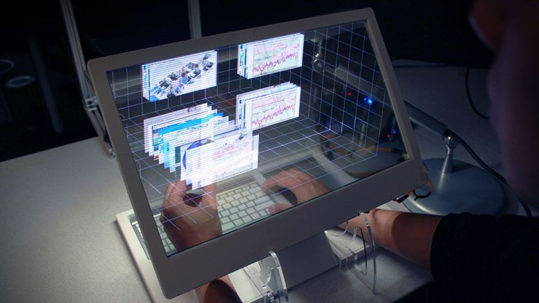 이 CPO가 MIT 미디어랩 시절 개발한 컴퓨터 스페이스탑(SpaceTop). 모니터에 손을 넣어 이미지 등을 회전시키며 작업할 수 있다. /스페이셜