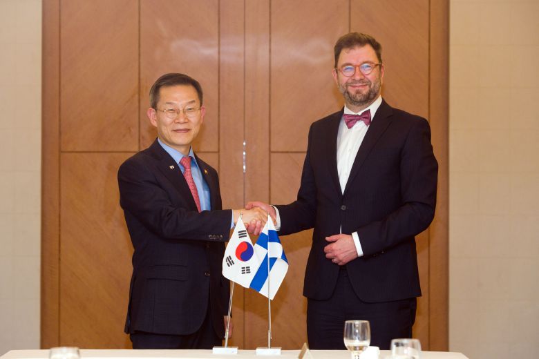 이종호 과학기술정보통신부 장관과 티모 하라카 핀란드 교통통신부 장관이 지난달 31일 오후 서울 중구 롯데호텔에서 면담한 뒤 기념촬영을 하고 있다. /과기정통부