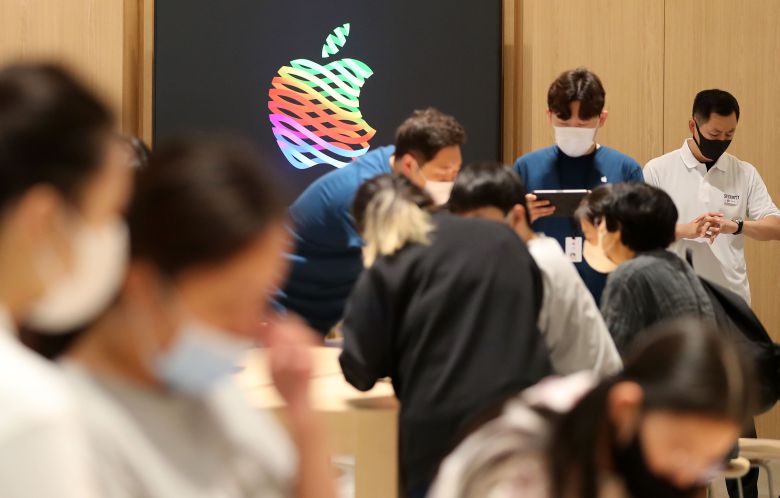 지난해 9월 25일 서울 송파구 롯데월드타워 내 '애플 잠실'에서 시민들이 제품을 살펴보고 있다. /뉴스1