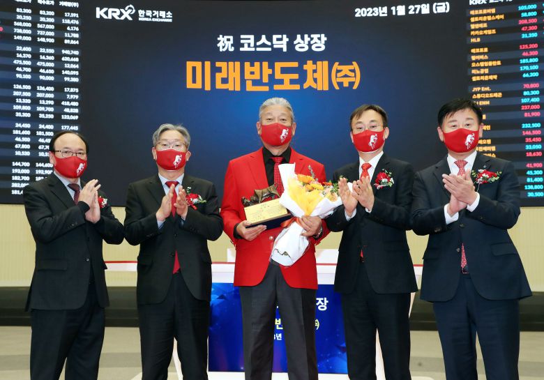 지난 27일 오전 서울 영등포구 한국거래소에서 열린 미래반도체 코스닥시장 상장기념식에서 상장기념패 전달 후 강왕락 코스닥협회 부회장(왼쪽부터), 홍순욱 한국거래소 코스닥시장본부장, 이정 미래반도체 대표이사, 김준태 신한투자증권 GIB2그룹 대표, 라성채 한국IR협의회 부회장이 기념촬영을 하고 있다./한국거래소 제공