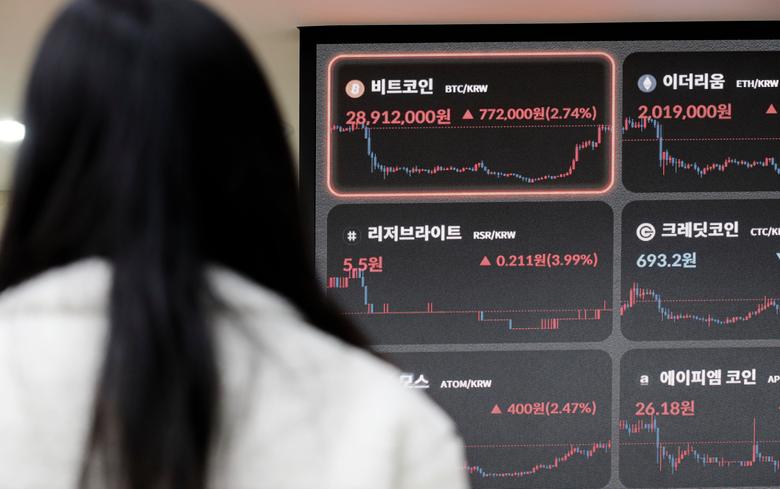 서울 강남구 빗썸고객센터 전광판에 비트코인 등 주요 가상자산(암호화폐) 시세가 표시되고 있다./뉴스1