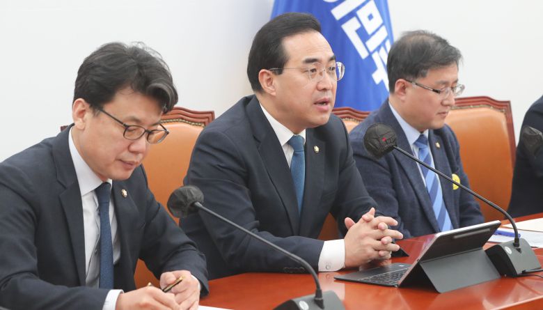 박홍근 더불어민주당 원내대표가 14일 서울 여의도 국회에서 열린 원내대책회의에서 모두발언을 하고 있다. /뉴스1