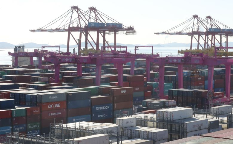 인천 연수구 인천신항에서 컨테이너 선적 작업이 진행되는 모습. /뉴스1