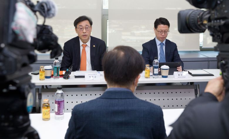 박윤규 과학기술정보통신부 제2차관(오른쪽 두번째)이 20일 '통신시장 경쟁촉진 정책방안 TF 착수회의' 에서 "추가 5G 중간요금제를 올해 상반기 내에, 5G 시니어 요금제를 다음 달까지 출시하도록 노력하겠다"라고 밝혔다./뉴스1