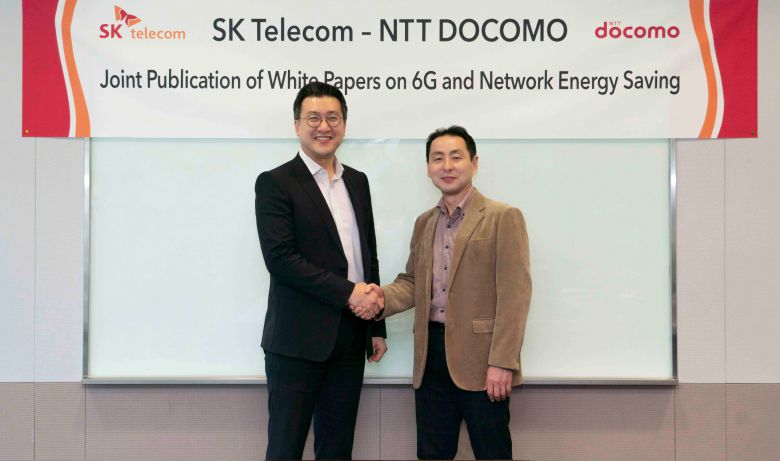 SKT, NTT도코모와 5G·6G 기술 백서 발간     (서울=연합뉴스) SK텔레콤이 일본 NTT도코모와 함께 6G 공통 요구사항 및 5G 기지국 전력절감을 위한 기술 백서를 공동 발간했다고 22일 밝혔다. 사진은 공동 백서 발간을 앞두고 기념 촬영하는 류탁기 SKT 인프라기술담당(왼쪽)과 타케히로 나카무라 NTT도코모 CTA. 2023.2.22 [SKT 제공. 재판매 및 DB 금지]     photo@yna.co.kr/2023-02-22 09:00:00/ <저작권자 ⓒ 1980-2023 ㈜연합뉴스. 무단 전재 재배포 금지.>