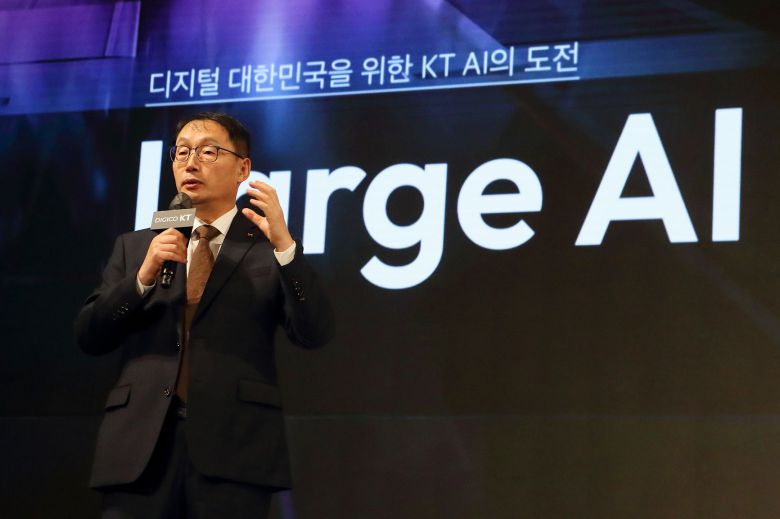 구현모 KT 대표가 지난해 11월16일 서울 송파구 소피텔 앰배서더 서울에서 열린 기자간담회에서 AI 발전전략을 발표하고 있다. /KT 제공