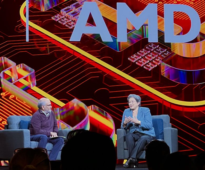 (오른쪽) 리사 수 AMD 최고경영자(CEO)가 22일(현지 시각) 미국 라스베이거스 베네시안호텔에서 열린 어도비 연례 콘퍼런스 ‘서밋’에 참석해 샨타누 나라옌 어도비 CEO와 대담하고 있다. /박수현 기자