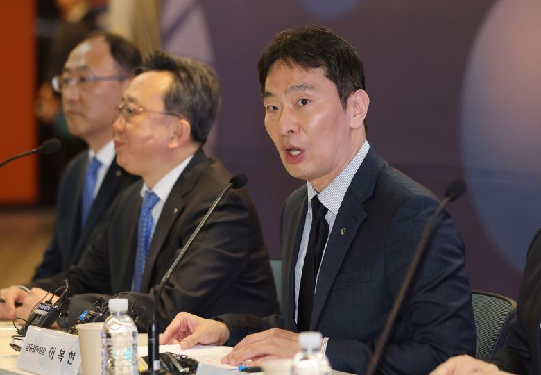 이복현 금융감독원장(오른쪽 첫번째)이 24일 오후 서울 중구 신한은행 본사에서 열린 상생금융 확대 및 자영업지 지원 관련 현장 간담회에 참석해 인사말을 하고 있다. 이날 간담회엔 정상혁 신한은행장(오른쪽 두번째)이 참석했다. /뉴스1