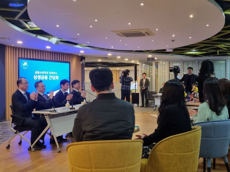 이복현 금융감독원장(오른쪽 두번째)이 24일 서울시 중구 신한은행 본점에서 열린 상생금융 간담회에서 발언하고 있다. 이날 간담회엔 정상혁 신한은행장(오른쪽 세번째)이 참석했다. /정민하 기자