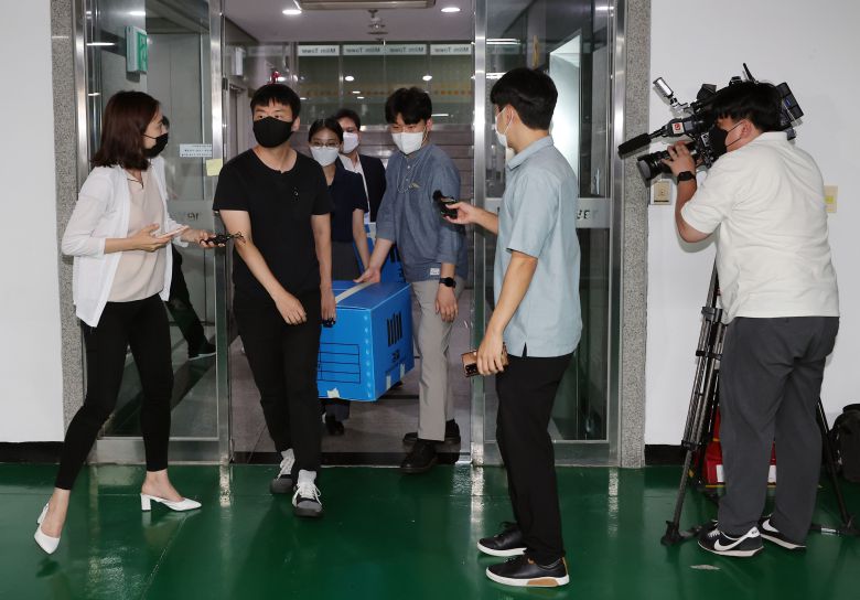 지난해 7월 21일 오전 서울 강남구 업비트 본사에서 압수수색을 마친 검찰 관계자들이 압수품을 차량으로 옮기고 있다. /뉴스1