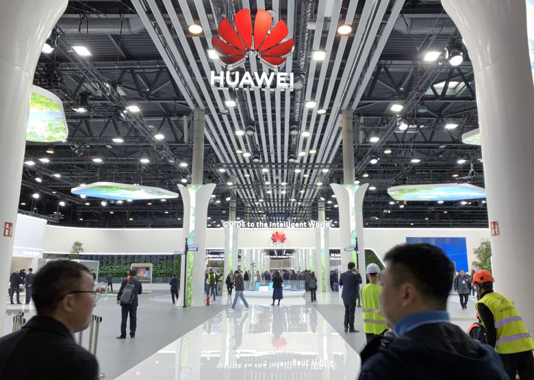 세계 최대 이동통신 전시회 '모바일월드콩그레스'(MWC 2023) 개막을 하루 앞둔 지난달 26일 오전(현지시간) 스페인 바르셀로나 피라 그란 비아 전시장 화웨이 부스에서 관계자들이 막바지 점검을 하고 있다./뉴스1