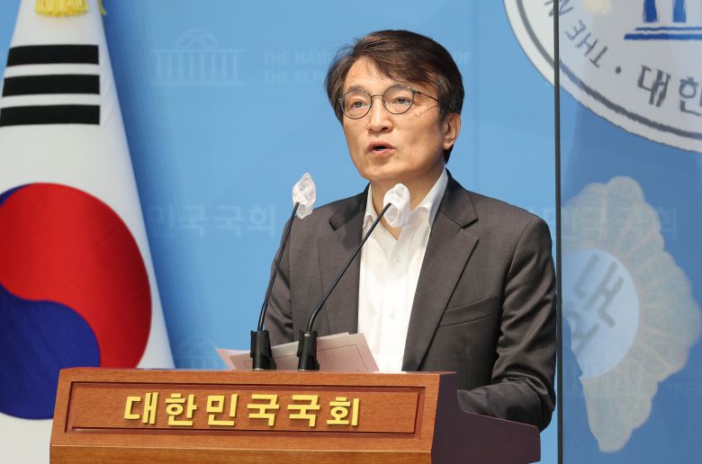 김의겸 더불어민주당 의원이 지난 16일 국회 소통관에서 조속한 50억 클럽 특검을 촉구하는 기자회견을 하고 있다. /연합뉴스