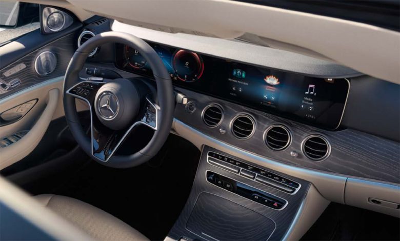 메르세데스-벤츠 E클래스의 실내. 비상등 버튼이 운전석보다는 조수석에 가깝게 붙어있다. /메르세데스-벤츠코리아 제공