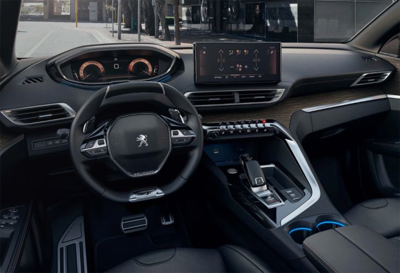 푸조 5008의 실내. 센터페시아에 피아노 건반 형태의 7개 토글 스위치가 있는데, 비상등 점멸 버튼(붉은색 버튼)은 운전석 기준으로 맨 끝인 왼쪽 7번째에 위치한다. /푸조 제공