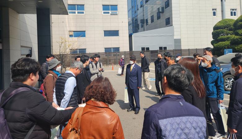 29일 DB하이텍 정기 주총 이후 물적분할에 반대한 소액주주들이 모여 향후 대책을 논의하고 있다. /최지희 기자