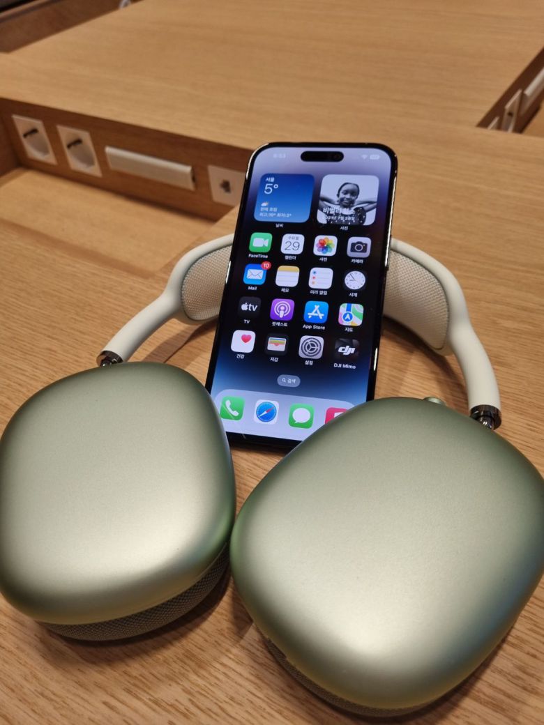 애플 강남 ‘팝업 스튜디오’에 있는 뉴진스 'OMG(Apple Music Edition)' 청음 세션을 위해 준비된 아이폰14 프로맥스와 에어팟 맥스./이경탁 기자