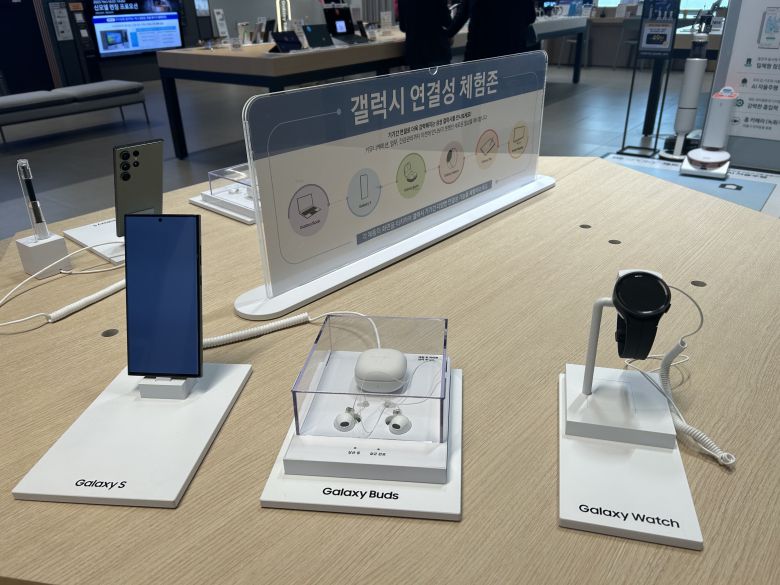 삼성스토어에 마련된 기기 간 연결성 체험 공간. /김민국 기자